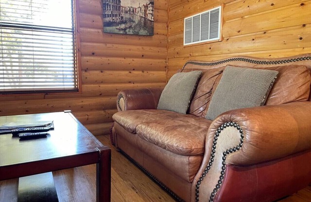 Charming 2 Bedroom Lakeview Cabin: Cabin C