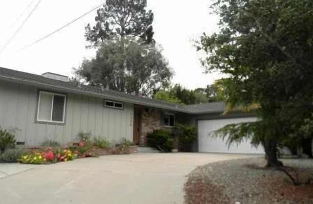 CHARMING 2 BEDROOM MONTEREY HOME NESTLED AMONGST THE TREES 5 MINS FROM THE OCEAN
