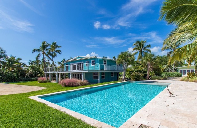Charming 2 Bedroom Oceanfront Cottage with Pool and Dockage