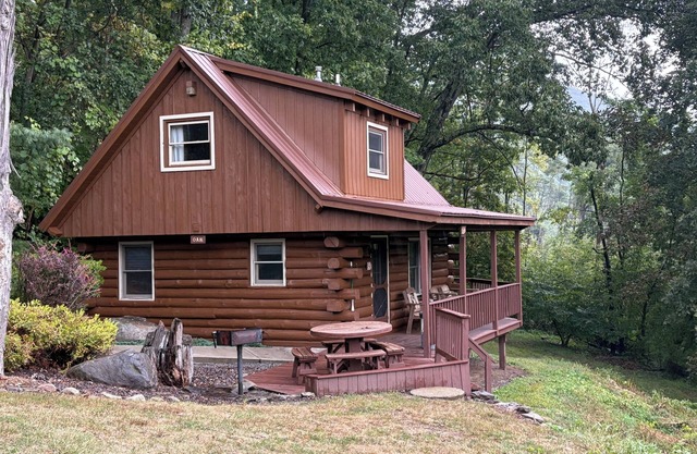 Charming 2-bedroom Private Cabin in Gaines, Hot Tub, WIFI, Fire Ring, Pool Table