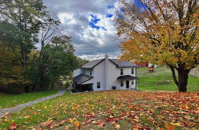 Charming 2-bedroom renovated farmhouse in West Virginia