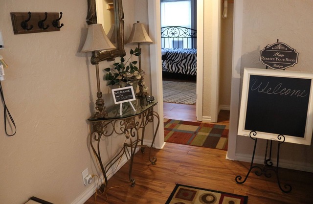 Charming 2 bedroom Retreat minutes from Downtown
