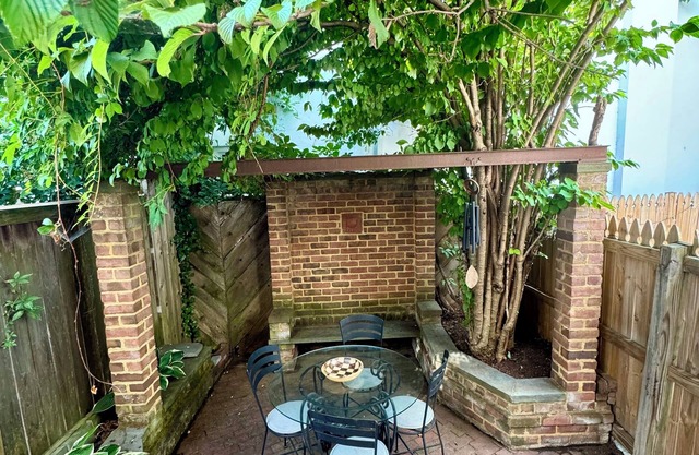 Charming 2-bedroom townhome near metro and king street in fabulous Alexandria