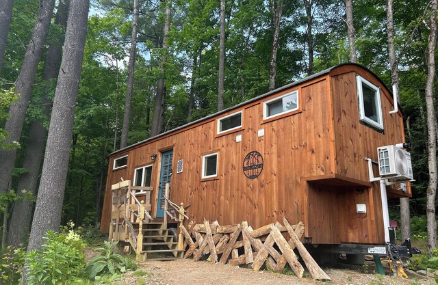Charming 2-bedroom Tiny Home with AC, WiFi near Jay Peak and Canadian border!