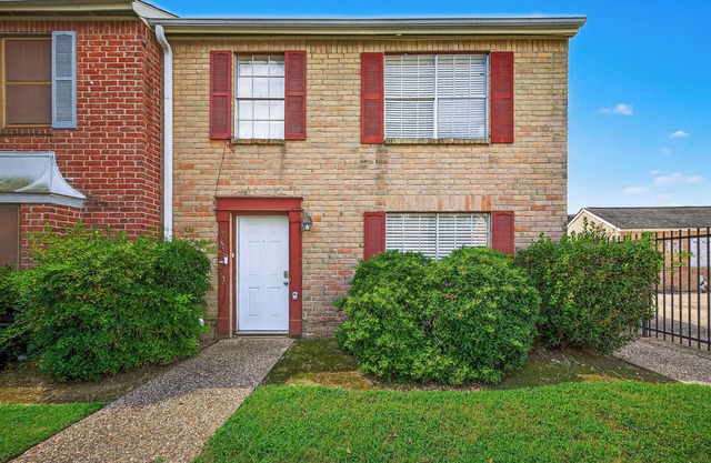 Charming 2-bedroom townhome in the heart Houston. With a Pool & Family-Friendly!