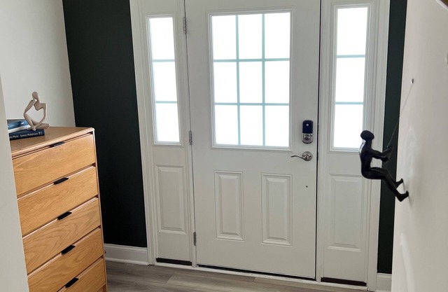 Charming 2-bedroom townhome that's fenced with private backyard.