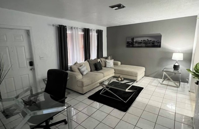 Charming 2-bedroom unit near HardRock with WiFi and AC