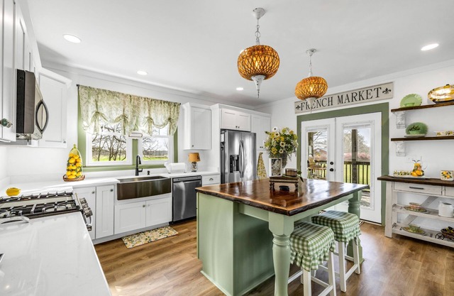 Charming 2-bedroom farmhouse in wonderful Barnesville with WiFi, AC