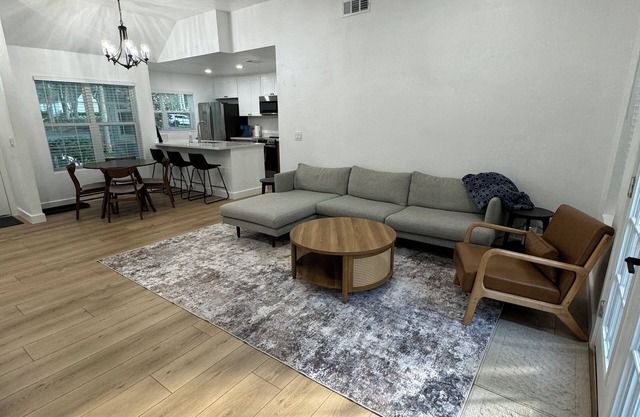 Charming 2-bedroom 2-bathroom townhome in Gainesville.n