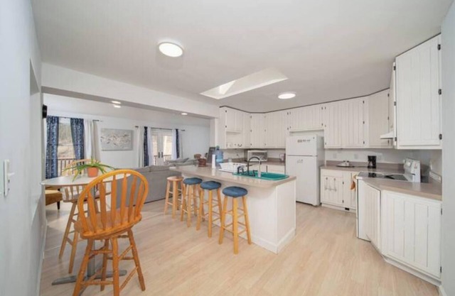 Charming 2-bedroom farmhouse with WiFi, AC in terrific Hedgesville