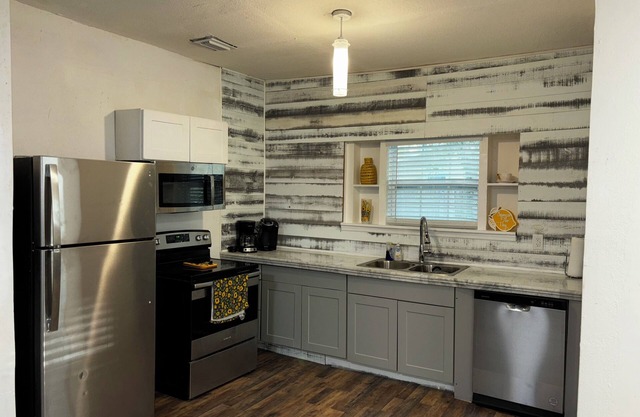 Charming 2-bedroom house in welcoming Jacksonville with WiFi, Laundry, Sunroom