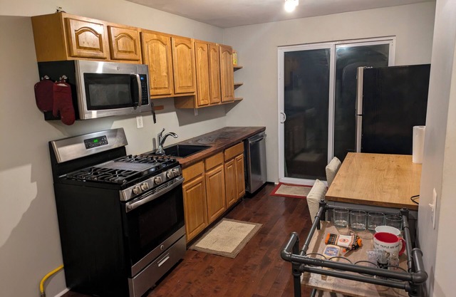 Charming 2-bedroom townhome with WiFi, AC in vibrant Philadelphia