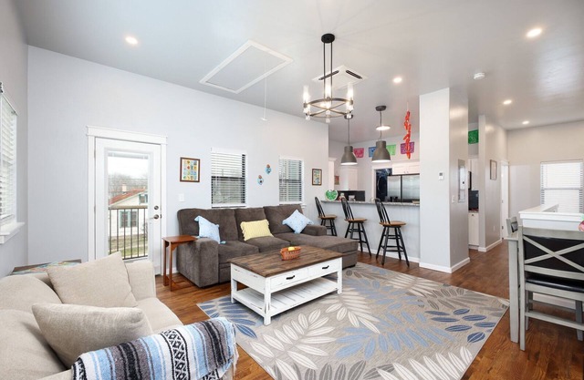 Charming 2-bedroom house in brilliant San Antonio with WiFi, AC