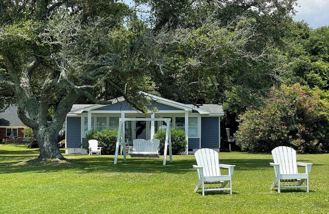 Charming 2-bedroom cottage in Sneads Ferry with WiFi and AC