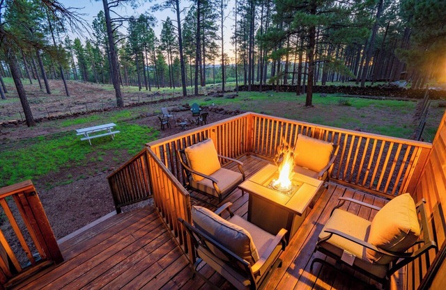 Charming 2-bedroom with loft cabin with AC, WiFi in tranquil Parks, AZ. Sleeps 6