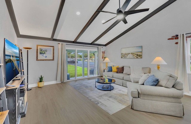 Charming 2 Bedrooms & 1 Bath Ground Level+End Unit Condo in Melbourne with WiFi