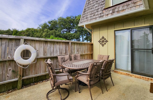 Charming 2 BR Condo - Convenient location - Close to beach - Community pool - WD