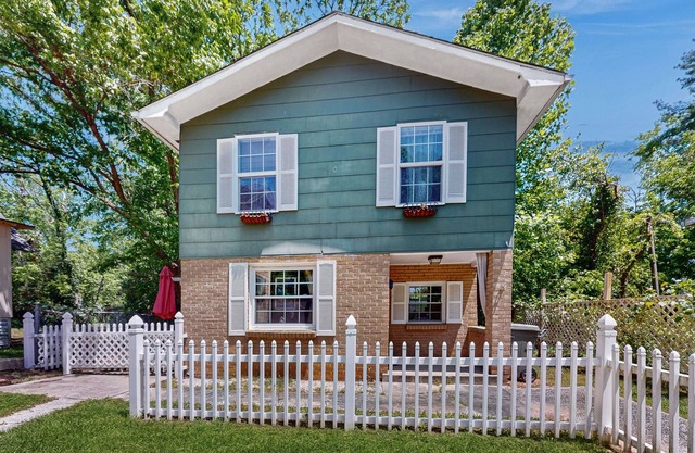 Charming 2 BR house near downtown Hendersonville w/washer/dryer