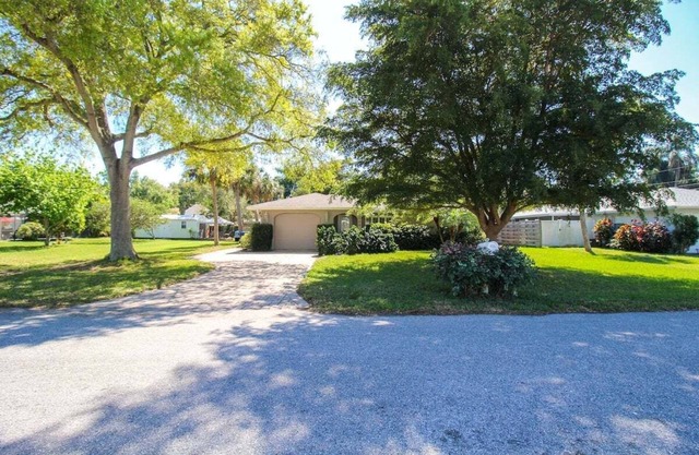 Charming 2 BR home minutes from Siesta Key beaches - Destination Paradise