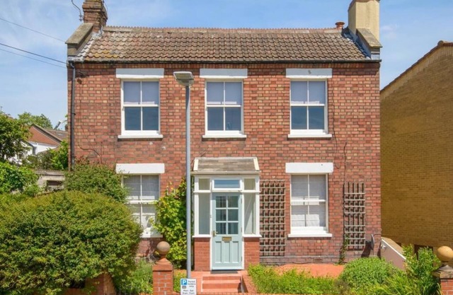 Charming 2 double bed cottage style house in the city