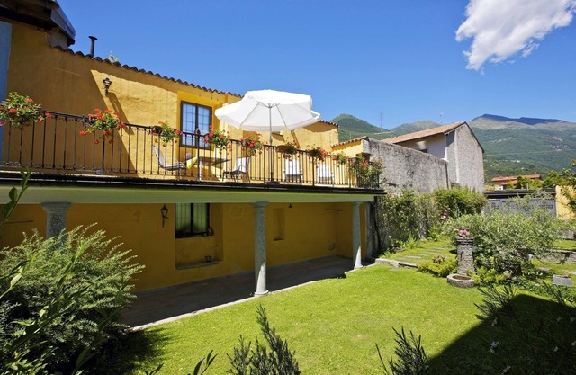Charming 2½-room house with an idyllic garden in the old town of Cannobio