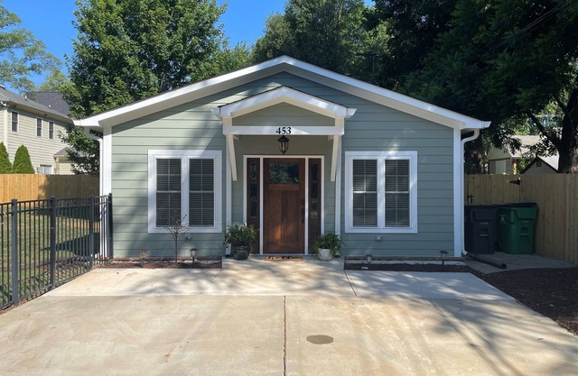 Charming 2BR/2BA Cottage in South End