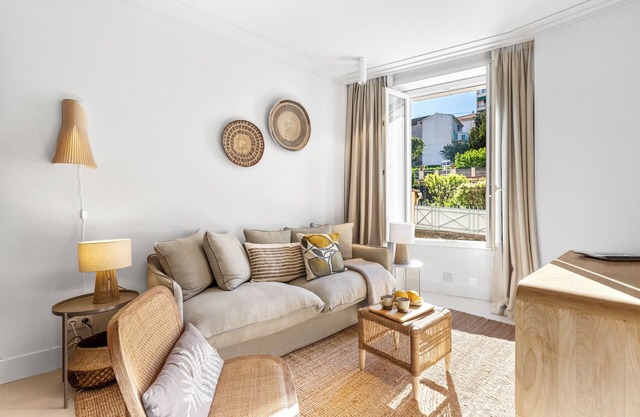 Charming 2BR/4P Boutique Apartment – 10-15 Minutes to the Beach & City Center