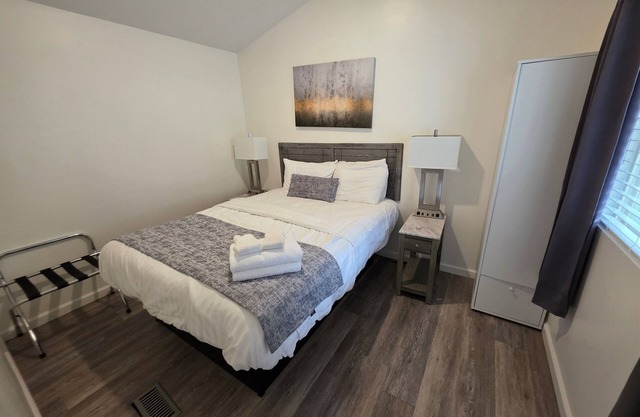 Charming 2BR Cottage in Pigeon Forge