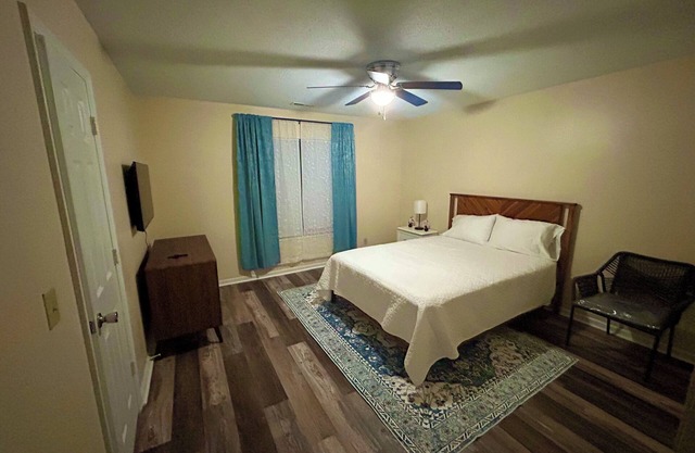 Charming 2BR Home, Fast WiFi, Pet Friendly, Near ECU & Hospital