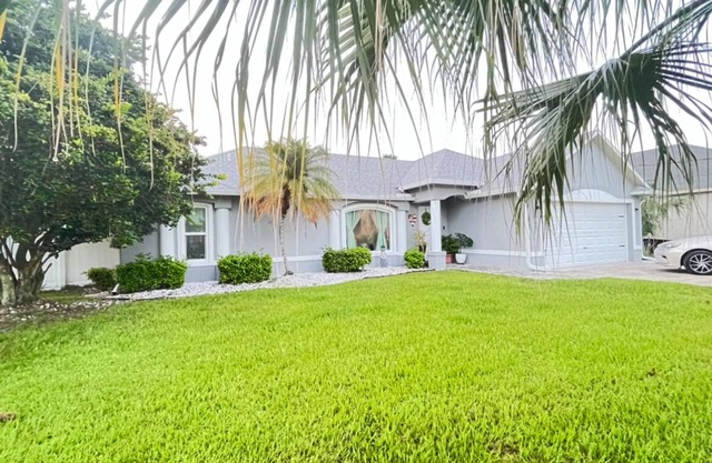 Charming 3/2 15 min. To beach , Pet friendly, fully fenced backyard