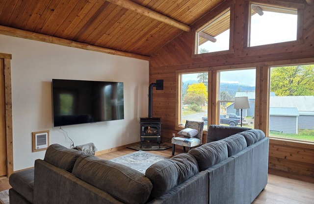 Charming 3/2 home with deck to enjoy mountain views in peaceful Bonners Ferry