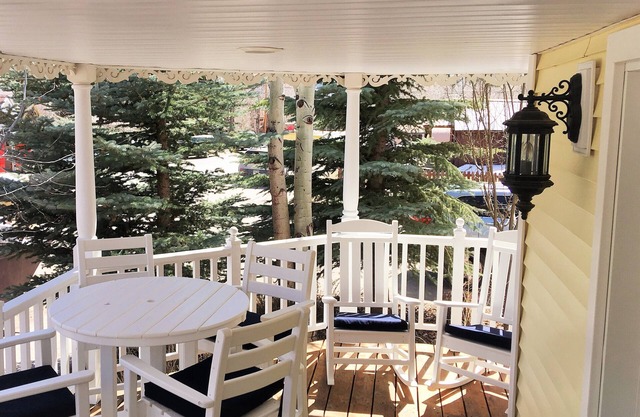Charming 3 bd/2bth 1260 sq ft. (sleeps 8) luxury living accommodation