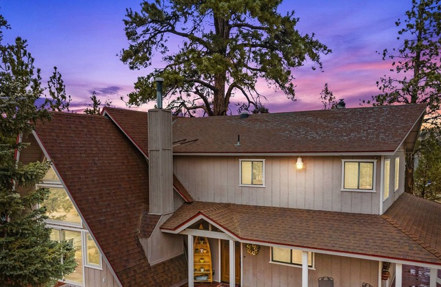 Charming 3 Bd Family CABIN with Hot Tub & Boat-Bar