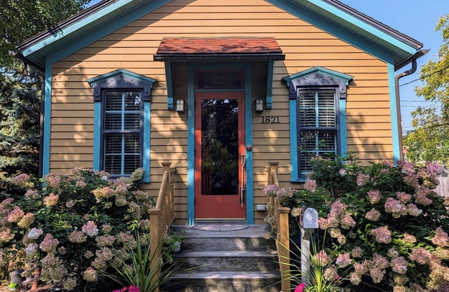 Charming 3-bdrm cottage walking distance to Fiserv, fitness room & WiFi