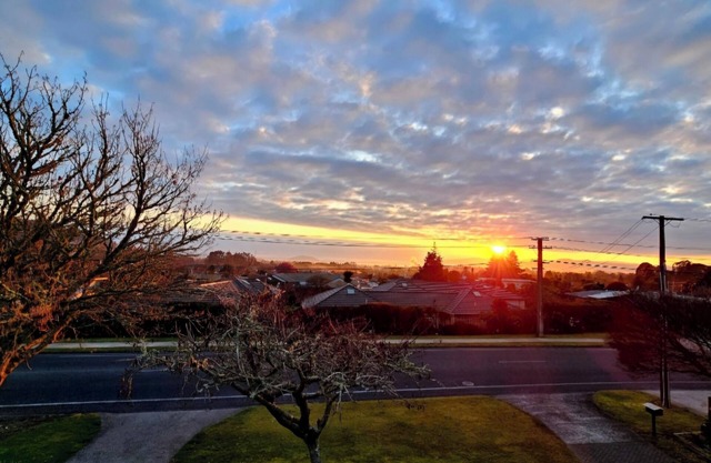 Charming 3-bedroom house, close to all amenities, Redwoods, city and attractions