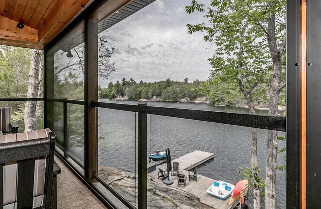 Charming 3 bed, 3 bath log cabin on Six Mile Lake. Stunning Muskoka room!