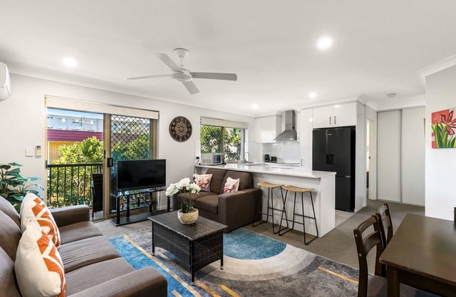Charming 3-bed Apartment near Local Shops
