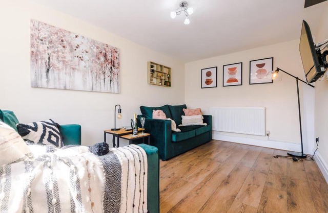 Charming 3-Bed cottage in Chester, ideal for Families & Workers, FREE Parking - Sleeps 7