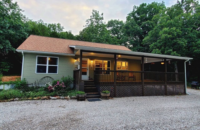 Charming 3-BED Cottage- WiFi & Fishing Pond in Eldon, MO -15 MIN to Bagnell Dam!