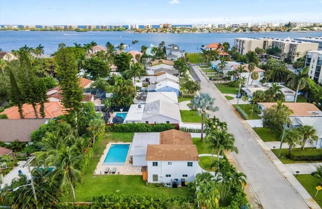 Charming 3-bedroom house in amazing Lake Worth Beach with WiFi, AC, private pool