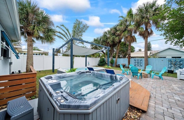 Charming 3-bedroom house with WiFi, AC in awesome Satellite Beach