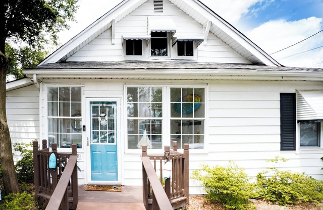 Charming 3-bedroom vintage beach cottage 5 minute walk to the Chesapeake Bay!