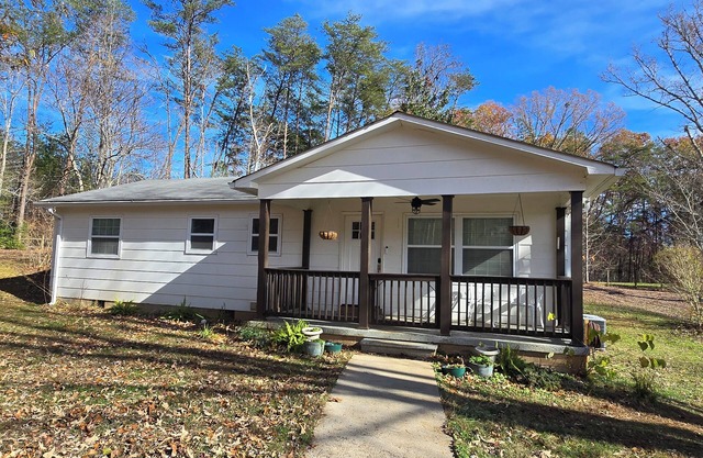 Charming 3-bedroom pet-friendly cottage with fenced-in yard in Blue Ridge Mtns