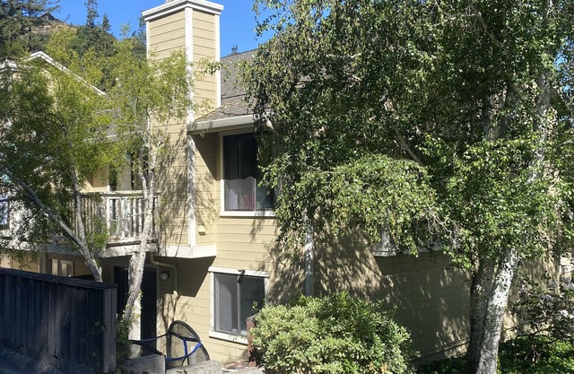 Charming 3-bedroom townhome in Scotts Valley with AC, WiFi and a pool