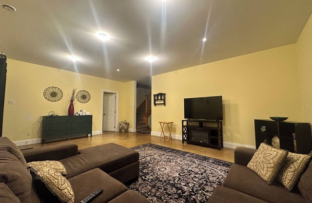 Charming 3-bedroom 2.5 bath with game room and free wifi! TVs with prime/netflix