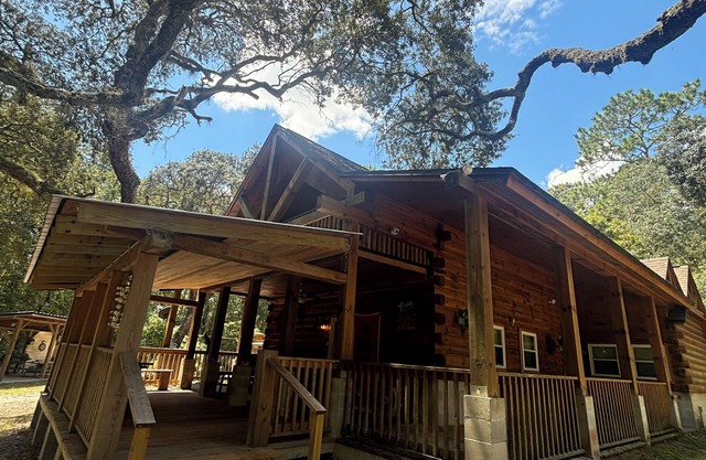 Charming 3 Bedroom, 2 Bath Custom Built Log Cabin in Ocala National Forest.