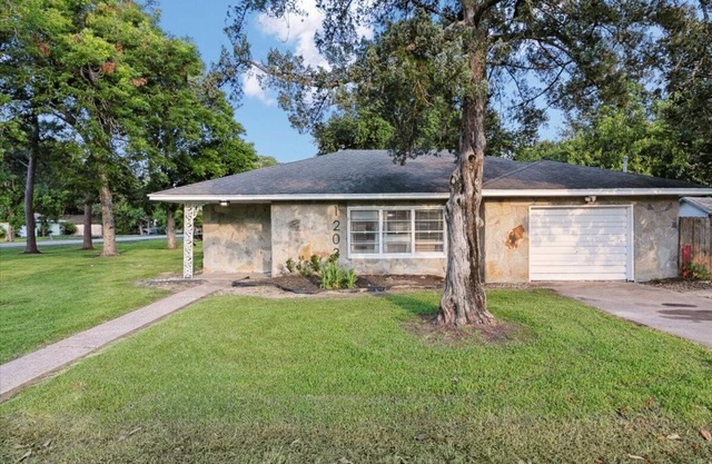 Charming 3 bedroom 2 bath home in Nederland