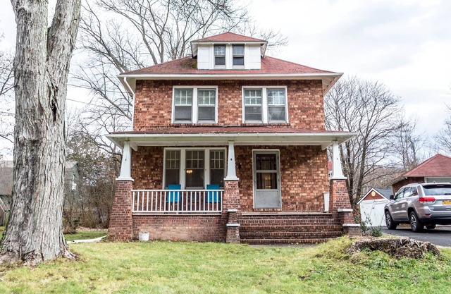 Charming 3 bedroom, 2 bathroom home in Saugerties recently renovated