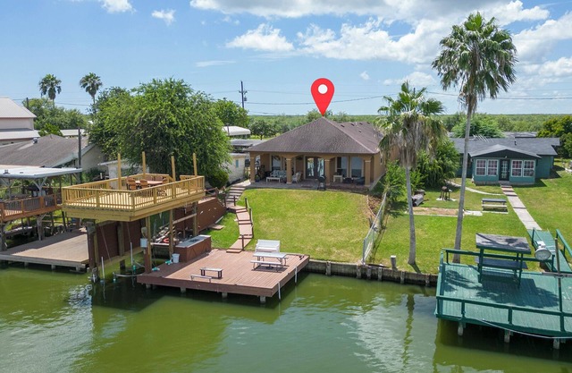 Charming 3-bedroom 3- bathroom house with AC in Arroyo City on the water