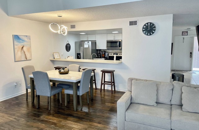 Charming 3 bedroom and 3 Full bathroom centrally Located in South Florida!